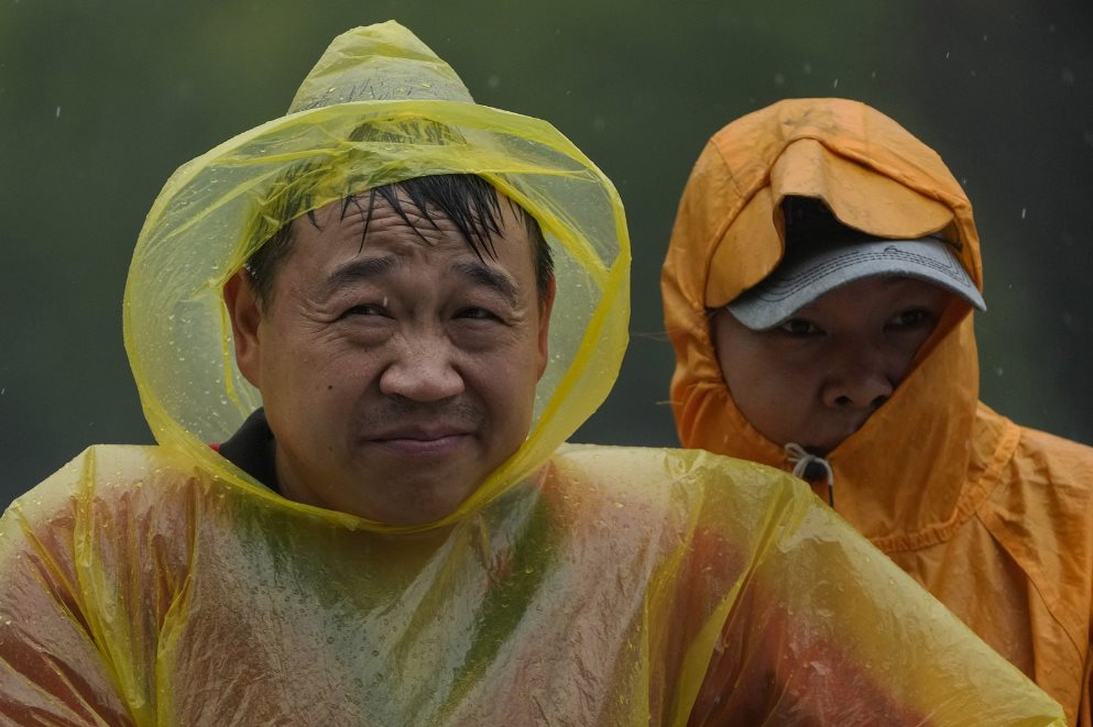 Cận cảnh người dân Trung Quốc vật lộn với mưa lũ kỷ lục 140 năm: Khó tưởng tượng - Ảnh 3.