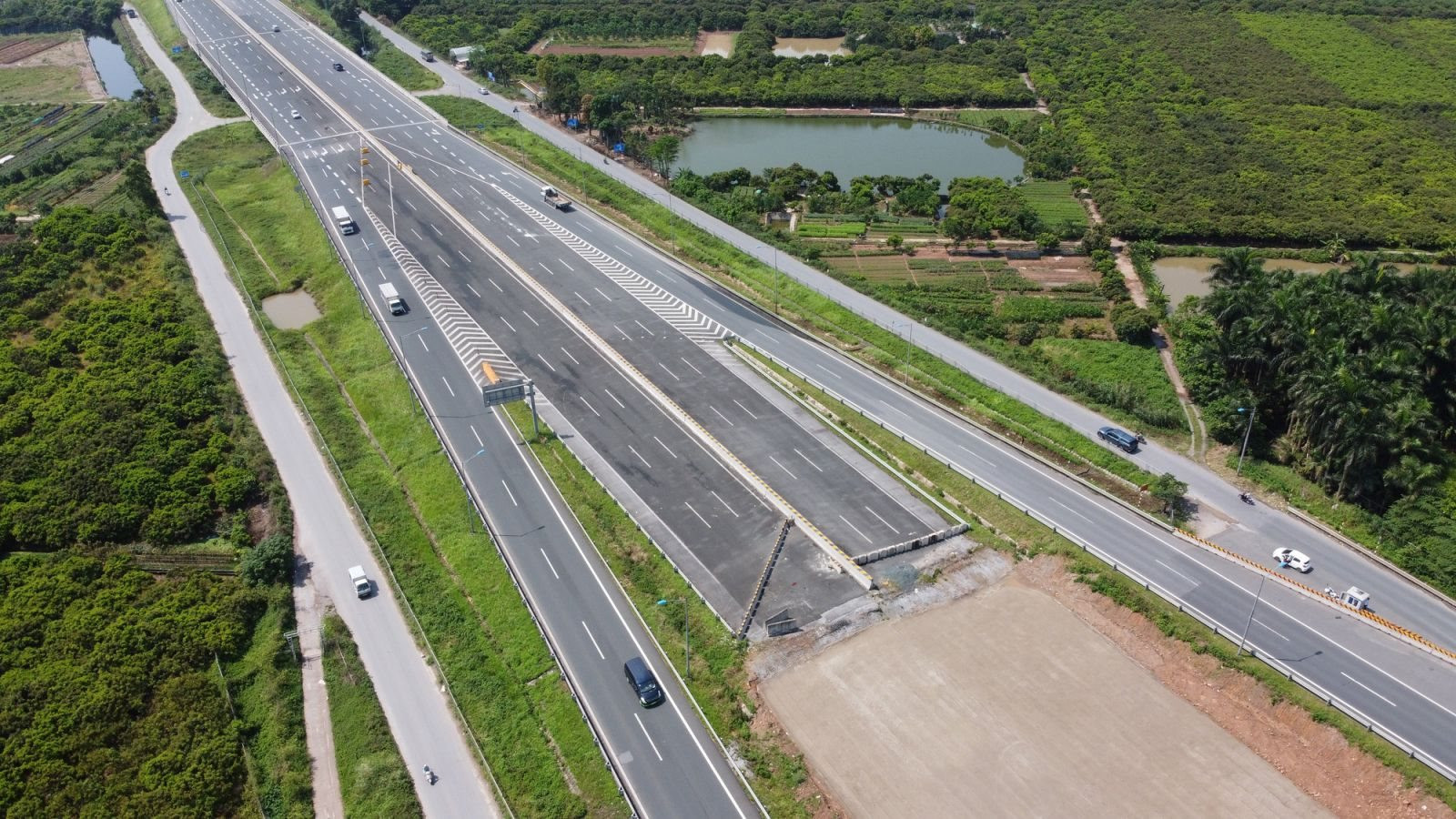 Chính phủ chỉ đạo quyết liệt triển khai loạt dự án: Vành đai 4 Vùng Thủ đô Hà Nội, Cao tốc Bắc Nam, Cảng hàng không quốc tế Long Thành,…