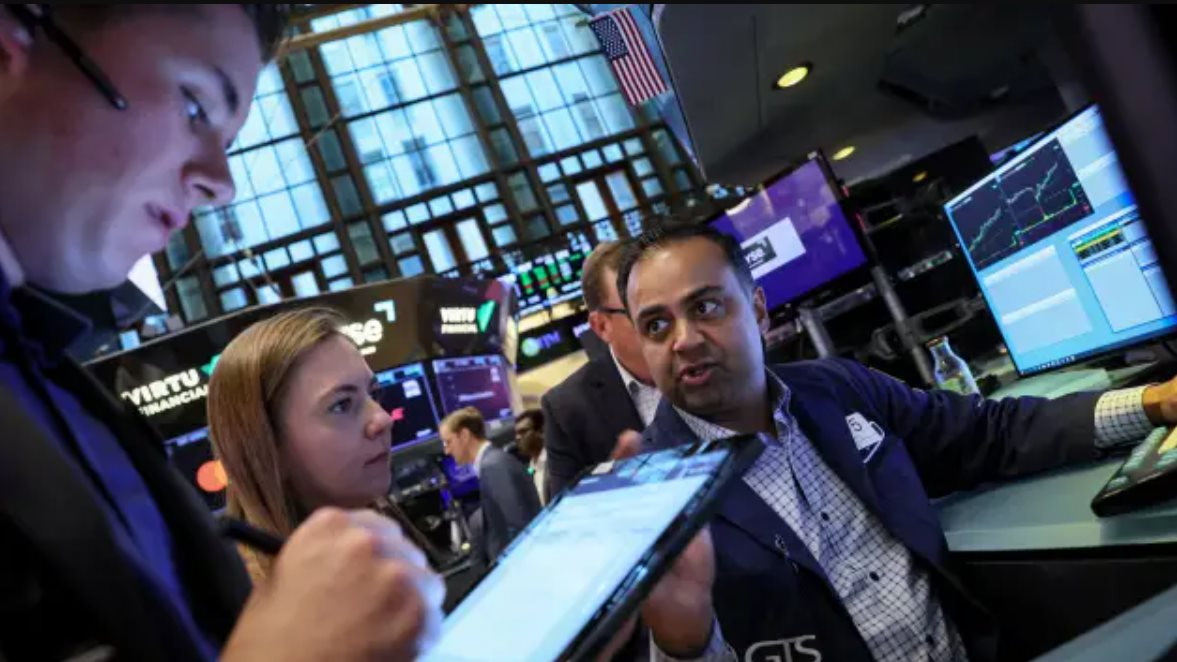 Dow Jones tăng hơn 400 điểm khi thị trường chờ đợi loạt chỉ số quan trọng