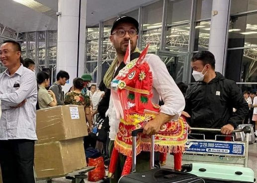 Hãng bay chính thức lên tiếng về việc ngựa vàng mã của khách Tây phải bỏ lại sân bay Nội Bài