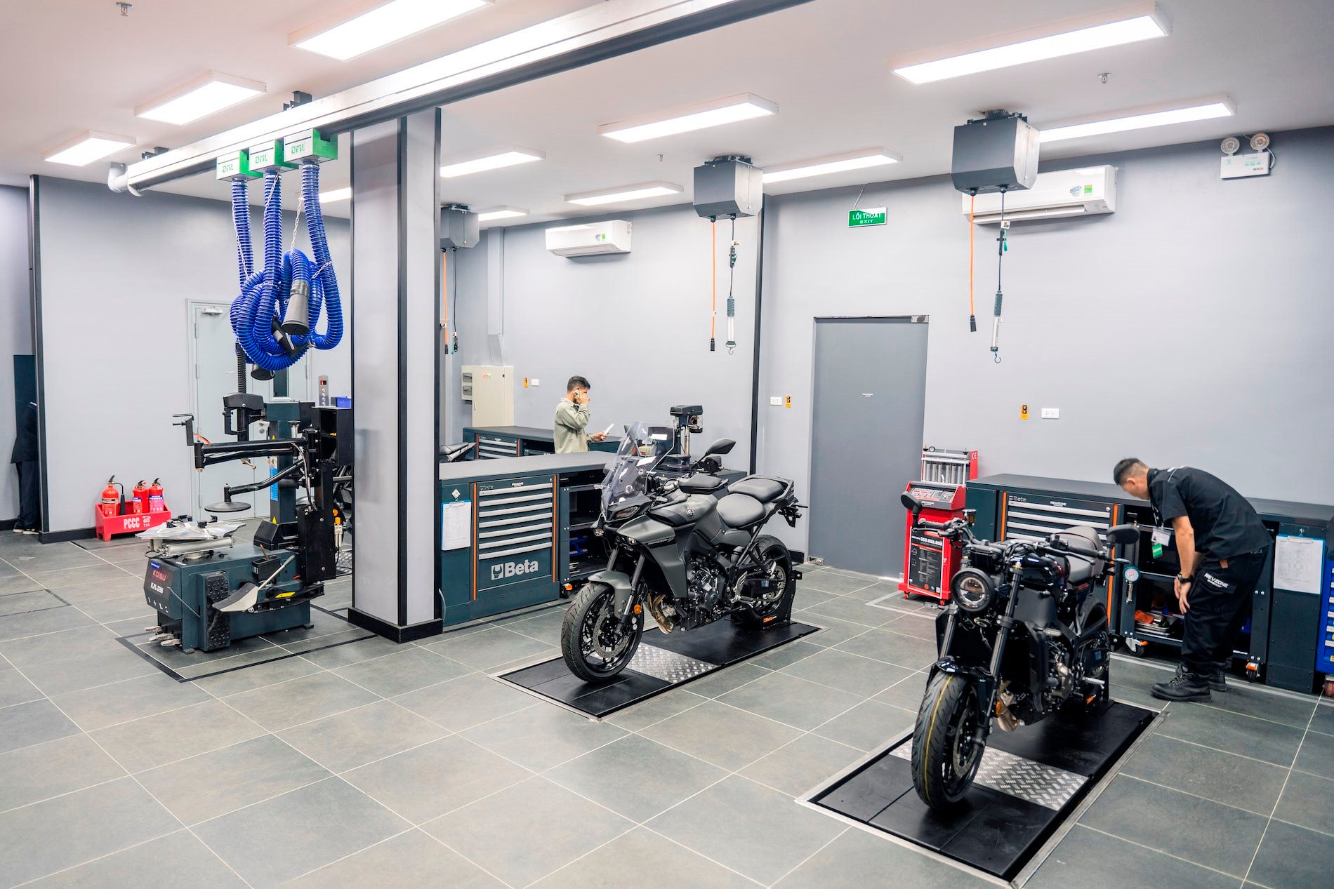 Bên trong showroom mô tô lớn nhất miền Bắc của Yamaha: Tổng đầu tư hơn 19 tỷ đồng, 15 mẫu xe giá trăm triệu cho tín đồ phân khối lớn 