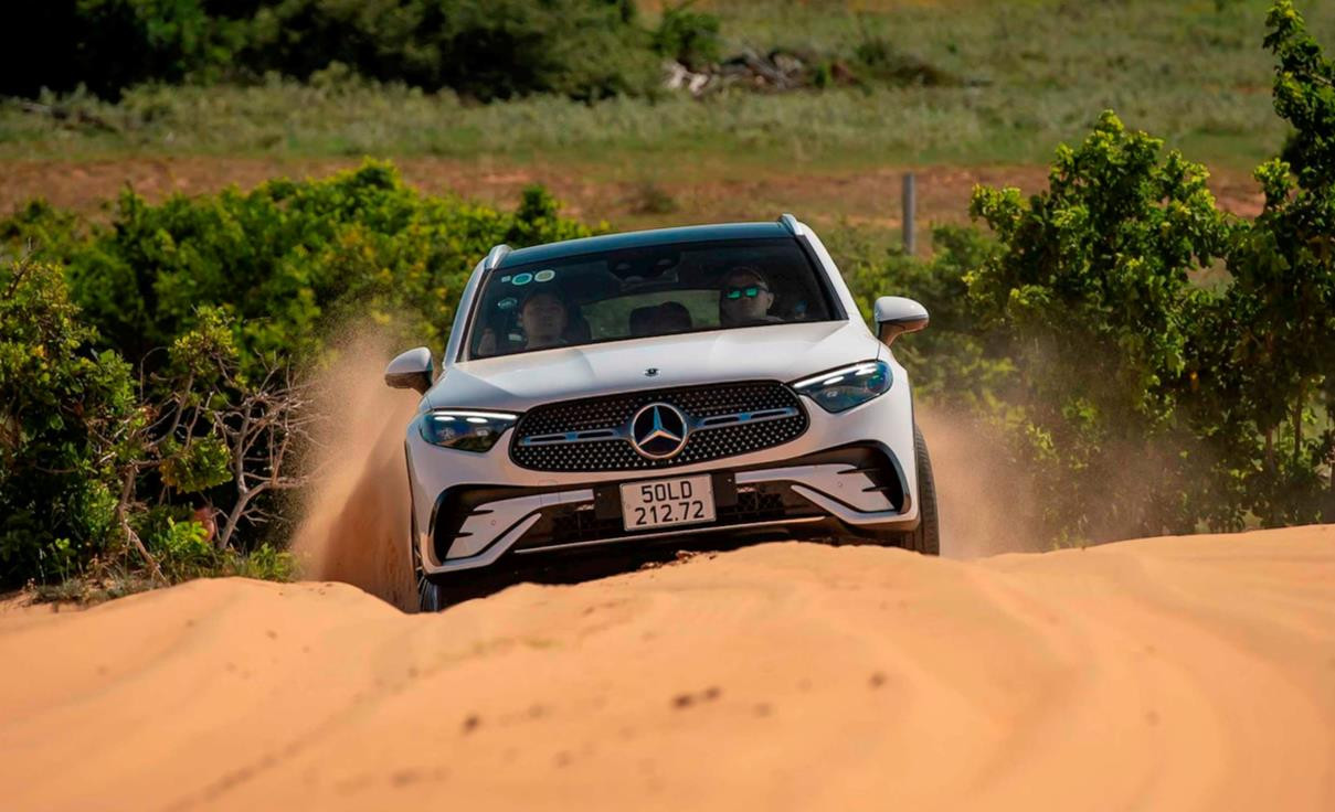 Đem Mercedes-Benz GLC 2023 đi ‘leo’ đồi cát Phan Thiết
