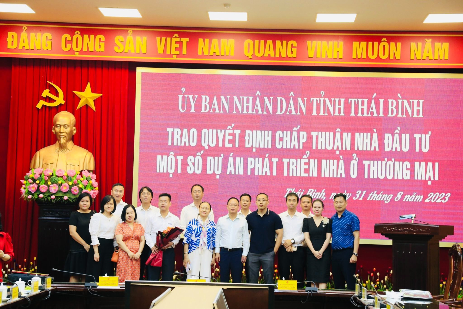 Thái Bình trao quyết định chấp thuận nhà đầu tư 2 dự án khu đô thị lớn dọc hai bên bờ sông Trà