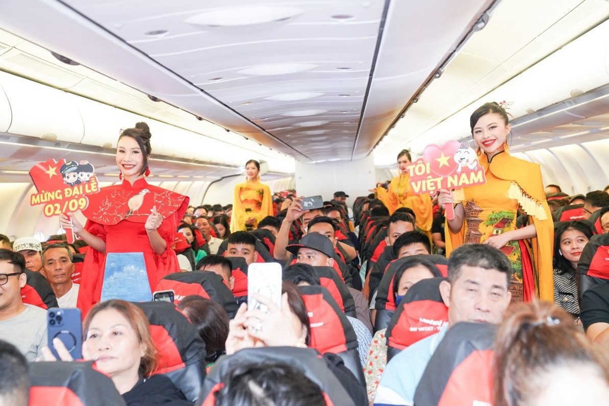 Rộn ràng hình ảnh cờ đỏ sao vàng trên những chuyến bay Vietjet dịp 2/9