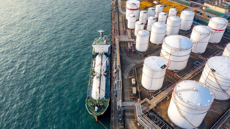 Giá dầu sẽ ra sao: quốc gia sở hữu trữ lượng hàng đầu thế giới đề xuất tạm dừng xuất khẩu nhiên liệu, là người giải 'cơn khát' dầu lớn nhất của Ấn Độ