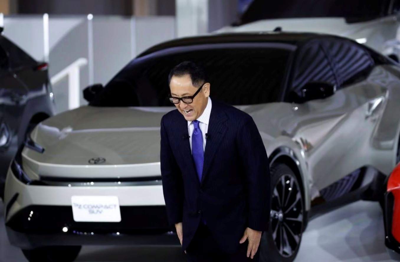 Toyota - Từ ‘hạt nhân ngành ô tô’ đến cái cúi đầu chịu thua vì xe điện: Khách hàng trung thành rời đi, phải 'cắp sách' học Tesla, BYD
