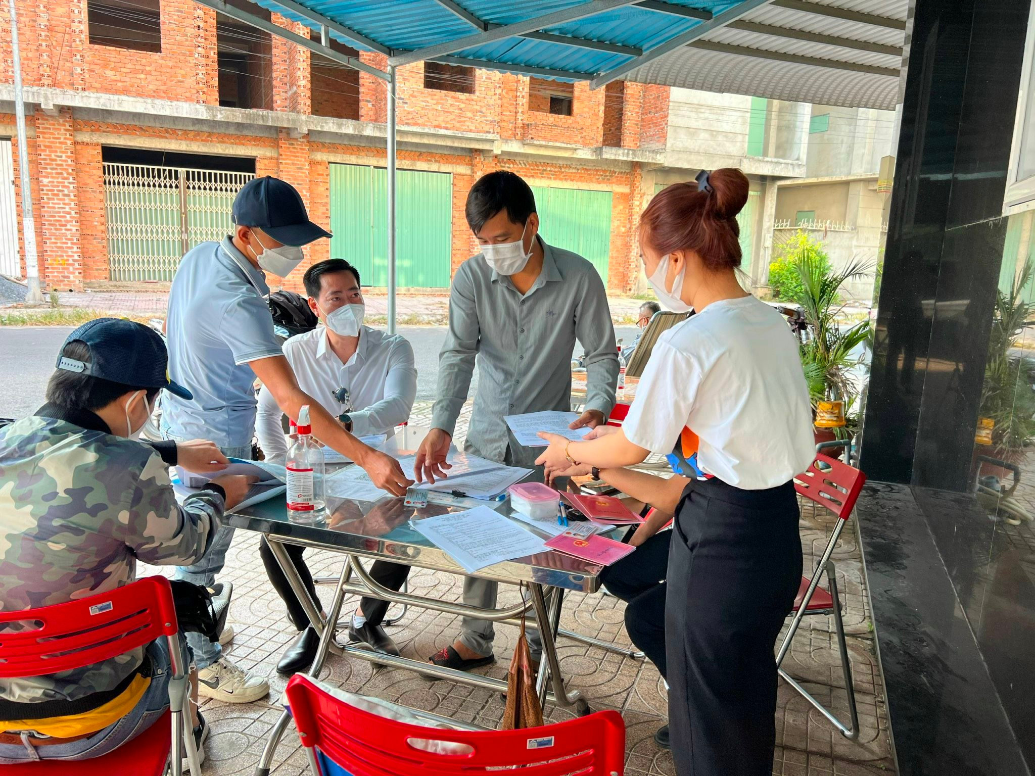Môi giới nhà đất kể chuyện chốt giao dịch, tiếp khách đến "phát mệt": Chuyện khó tin!
