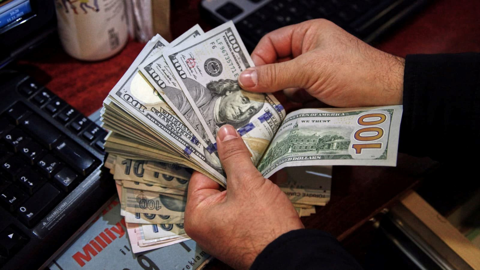 Đồng USD giảm sâu nhất 2 tháng sau khi đồng tệ và đồng yên tăng giá