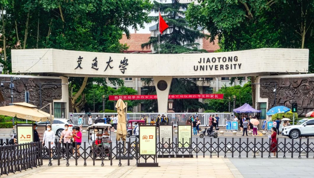 Loại tiếng Anh khỏi điều kiện xét tốt nghiệp, một trường đại học Trung Quốc khiến cõi mạng dậy sóng: Sẽ đến lượt người nước ngoài học tiếng Trung?