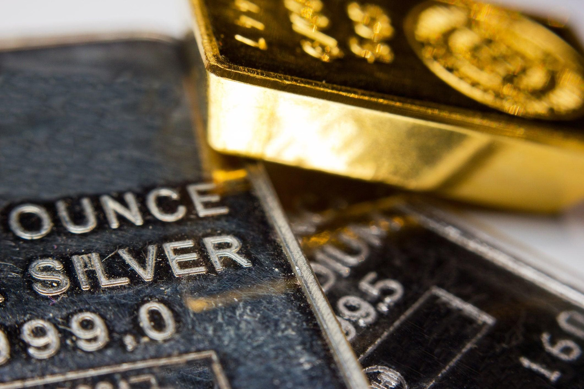 Đồng USD tăng đẩy giá kim loại quý "xuống dốc"