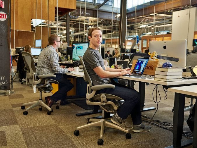 Bi hài nhân viên Facebook: Bị ép đi làm lại nhưng văn phòng không đủ chỗ, phải ngồi sàn...'họp trực tuyến'