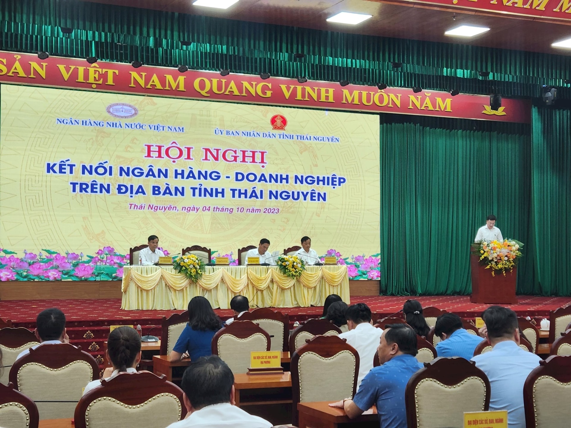 Tín dụng bất ngờ tăng vọt trong tuần cuối tháng 9, tiền ngân hàng chảy mạnh ra nền kinh tế