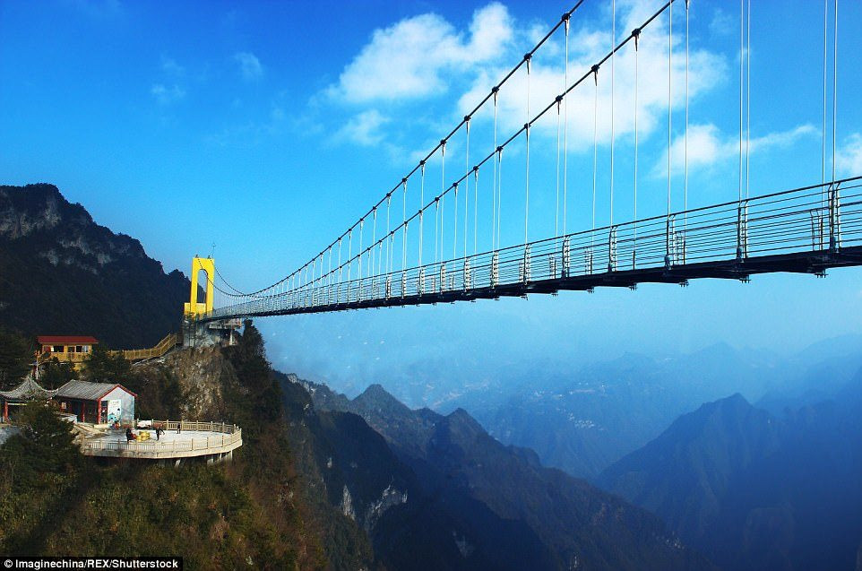 Chỉ mất 38 tỷ đồng, Trung Quốc xây thành công 'cầu bằng kính’ cao gần 2.000 mét khiến thế giới ngỡ ngàng