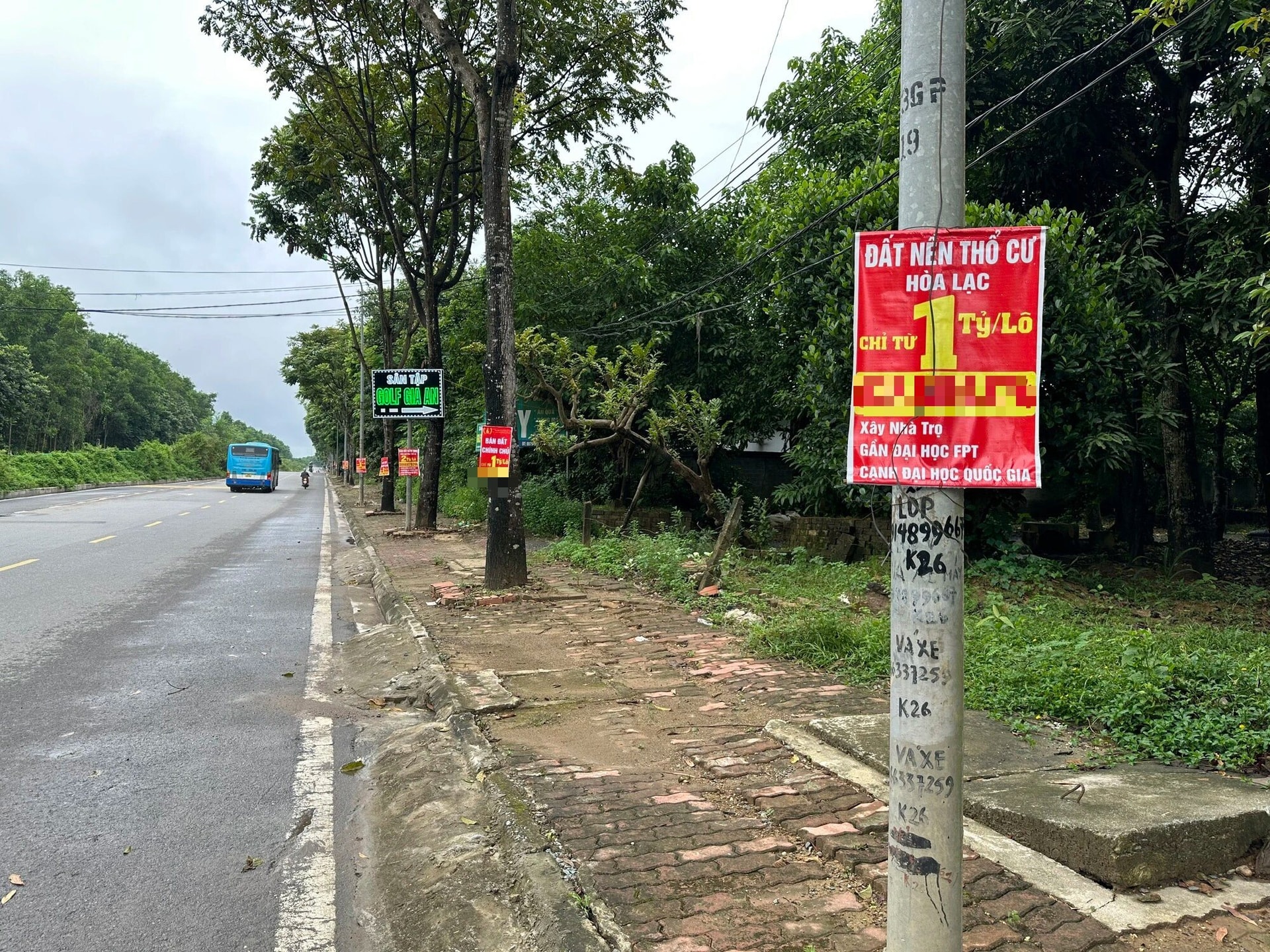 Chằng chịt biển quảng cáo mới toanh rao bán đất phân lô Hoà Lạc, môi giới vẫn hô hào: “Giá đang tăng, chưa giảm bao giờ!”