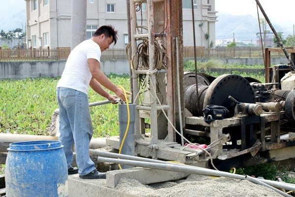 Khoan giếng trong vườn để lấy nước rửa xe, người đàn ông bị công an phạt hơn 66 triệu đồng: Khi nhận ra lỗi sai thì đã quá muộn