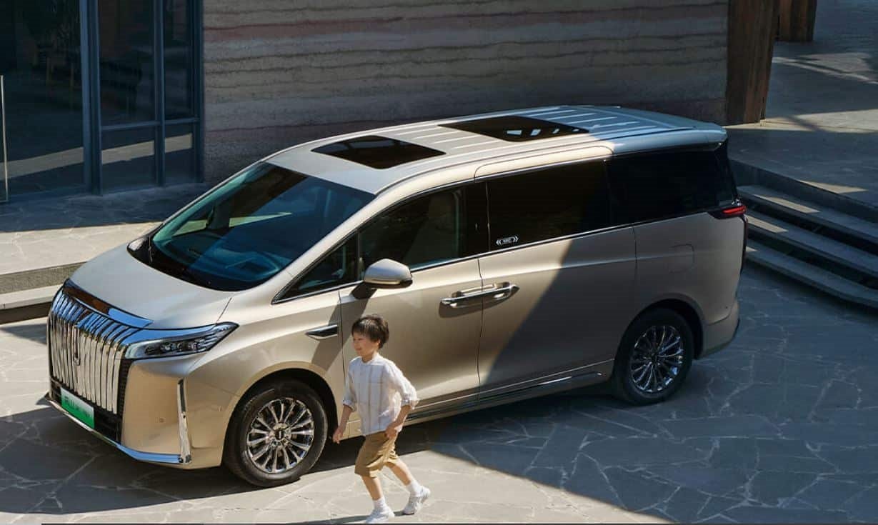 'Chuyên cơ mặt đất' Toyota Alphard lại có thêm 'anh em song sinh' gây sốt: kích thước khủng dài hơn 5,4m, đi 175 km không tốn giọt xăng