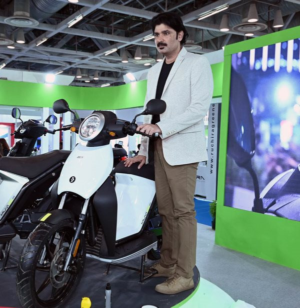 acer-unveils-muvi-125-4g-electric-scooter-1694698466.jpg