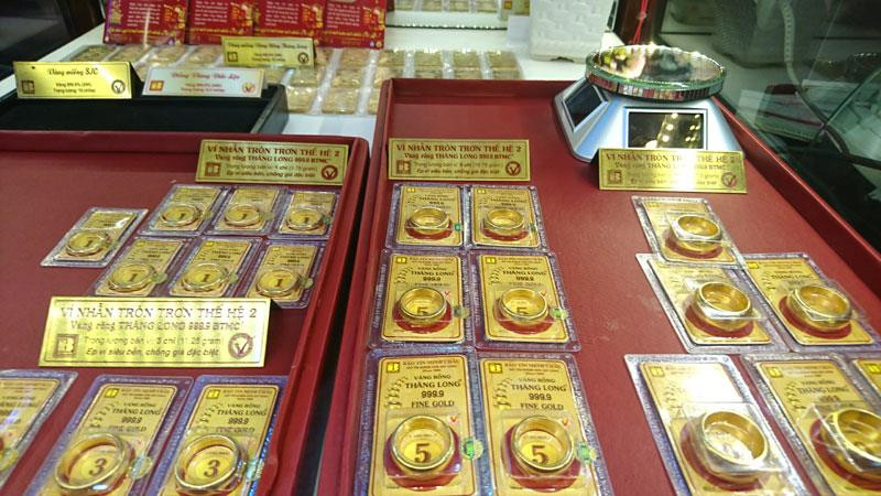 Giá vàng nhẫn tròn trơn lập kỷ lục mới vượt mốc 59 triệu đồng/lượng, người "ôm" vàng lãi đậm tuần qua