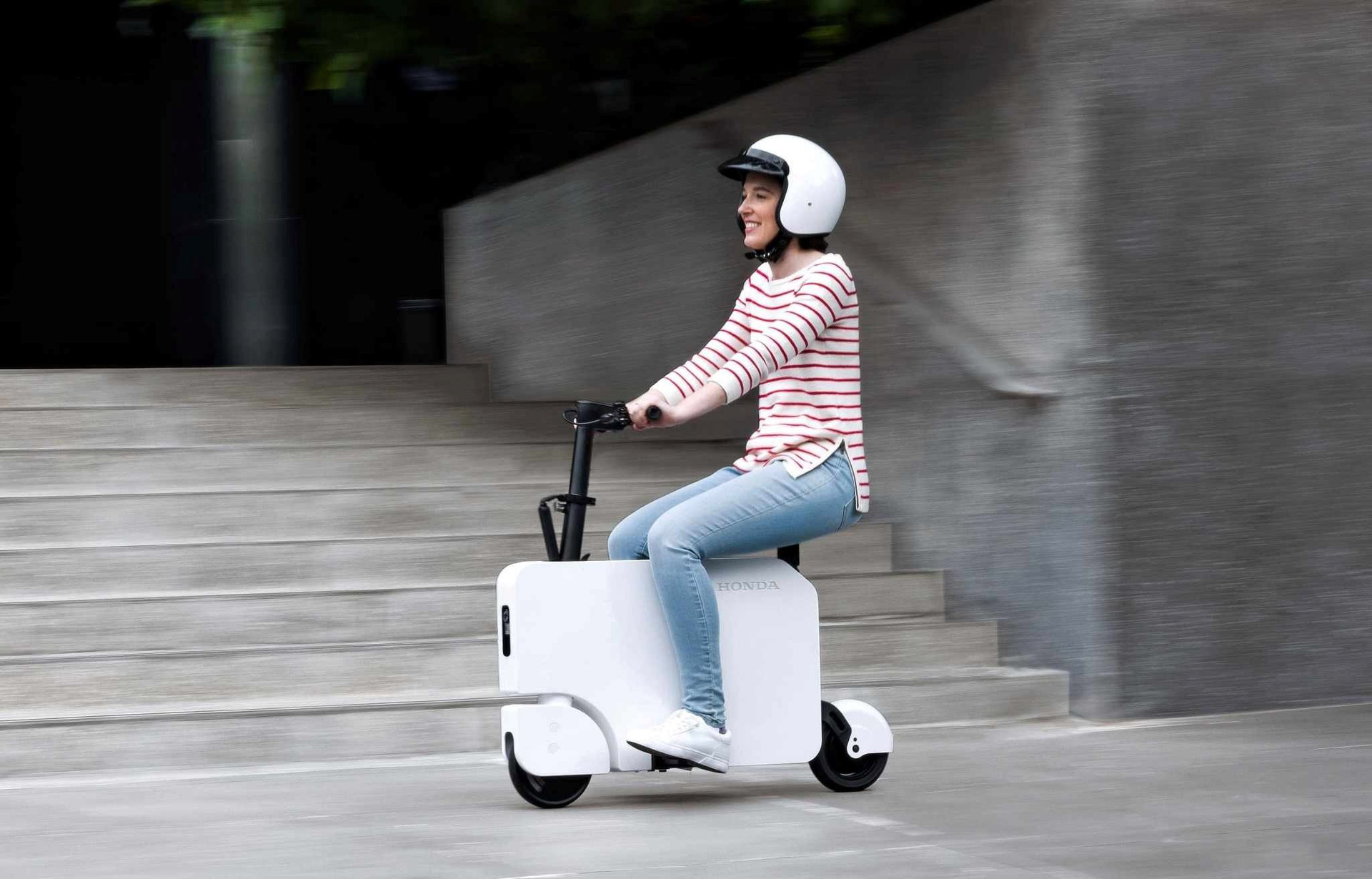 Honda bắt đầu bán mẫu scooter điện mini có một không hai: Gập gọn như 1 chiếc vali, giá dưới 1.000 USD