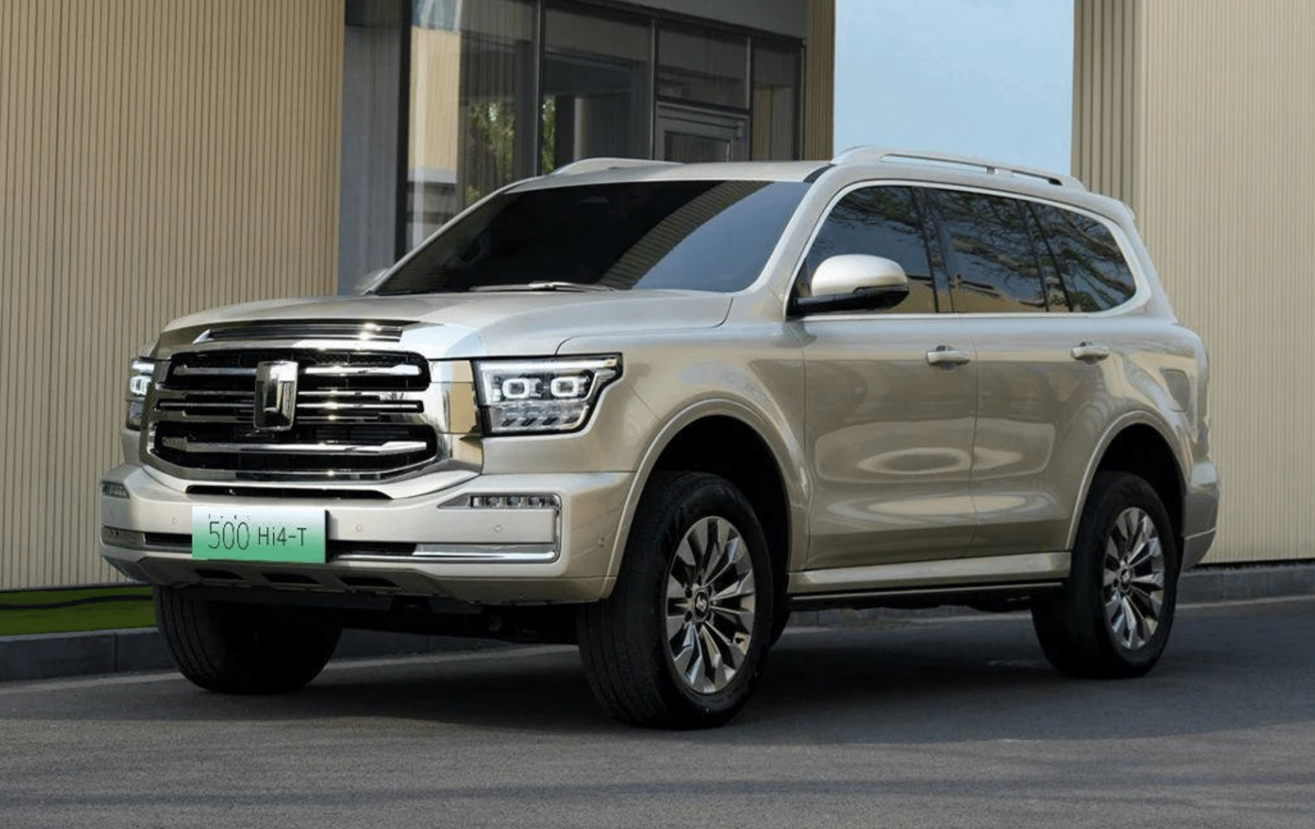 Mẫu SUV 'ăn' xăng 2,3 lít/100 km gây sốt tại Trung Quốc, giá hơn 1 tỷ đồng so kè Toyota Land Cruiser