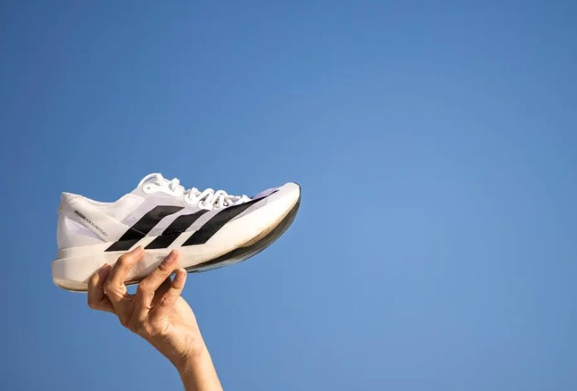 Đôi giày giá 500 USD, đảm bảo chạy nhanh hơn nhưng chỉ dùng được 1 lần của Adidas gây tranh cãi dữ dội