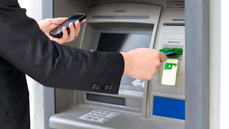 Rút tiền tại cây ATM nhưng bị ‘nuốt’ thẻ, chưa đầy 1 giờ đồng hồ, người đàn ông bị mất trắng 3 tỷ đồng: ngân hàng từ chối chịu trách nhiệm, tòa án phải vào cuộc