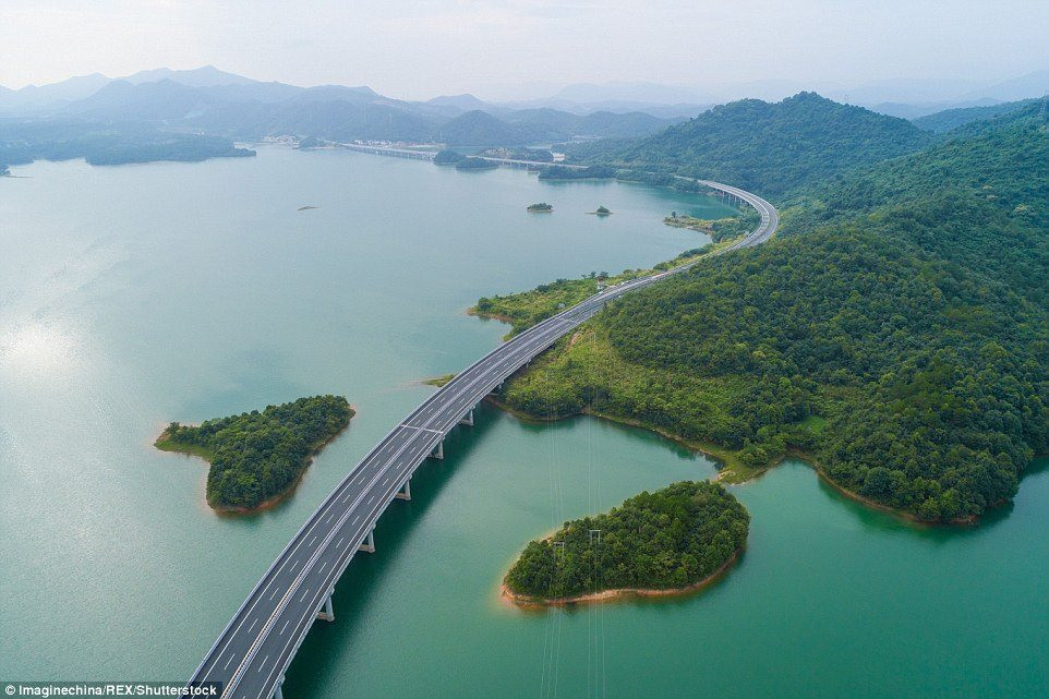 4e0ff20300000578-5934269-images_of_the_route_that_connects_yongxiu_county_and_wuning_coun-a-34_1531164732516.jpg