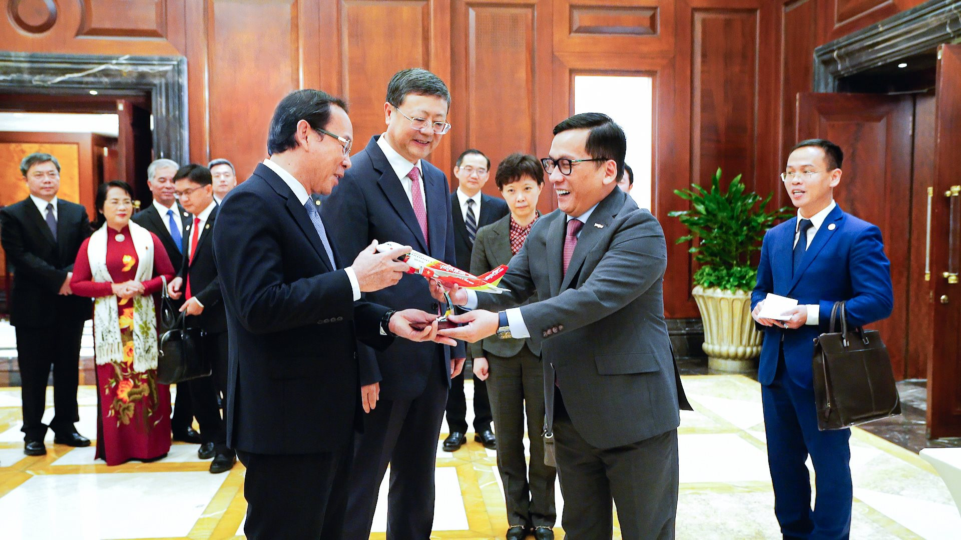 Bí thư Thành ủy TP.HCM và Thượng Hải chúc mừng đường bay nối 2 thành phố của Vietjet