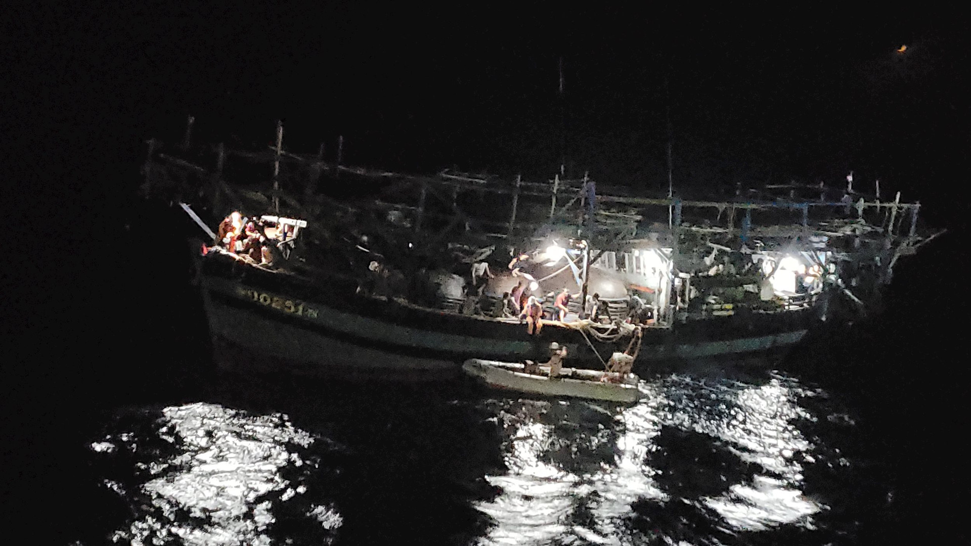 Cứu nạn tàu cá 39 ngư dân Quảng Ngãi trôi dạt trên khu vực giữa biển Đông