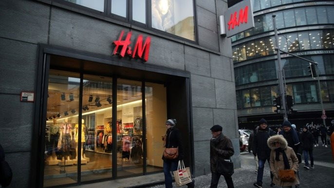 Quốc gia đối thủ của dệt may Việt Nam vừa tăng lương tối thiểu lên 113 USD, áp lực đè nặng các hãng gia công – H&M lập tức ‘bơm tiền’ để bù đắp