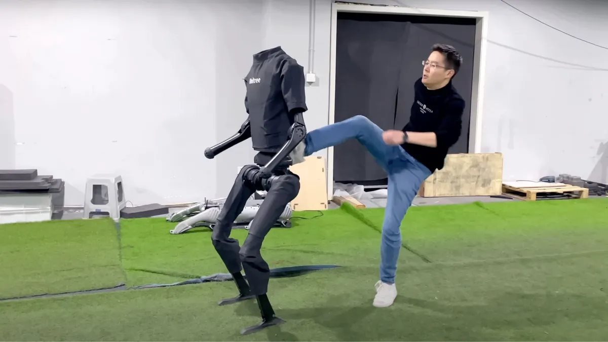 Xem robot hình người mạnh nhất thế giới chịu được những cú đá "tàn bạo"