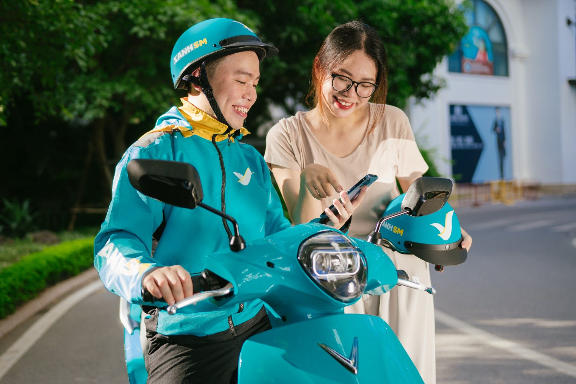 'Làn sóng xanh' từ xe máy điện thu hút khách hàng và tài xế công nghệ