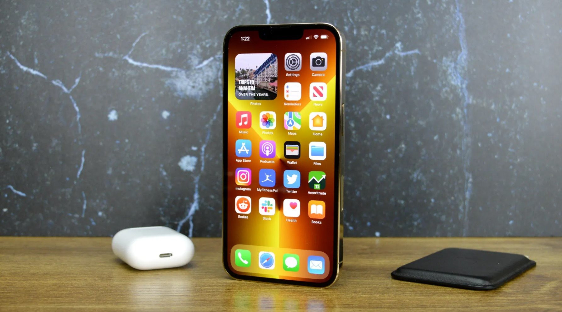 Apple đang có một “lỗ hổng” 500 USD trong dải sản phẩm của mình và các hãng Android đang thi nhau lấp đầy chỗ trống