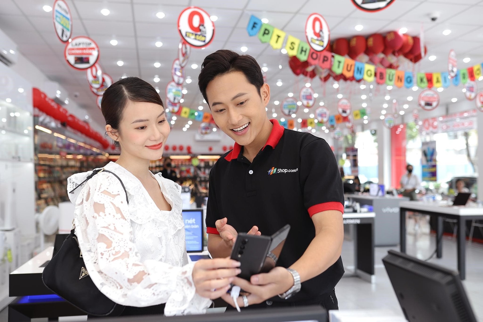 Bùng nổ ưu đãi đến 70% khi mua các mặt hàng công nghệ tại FPT Shop