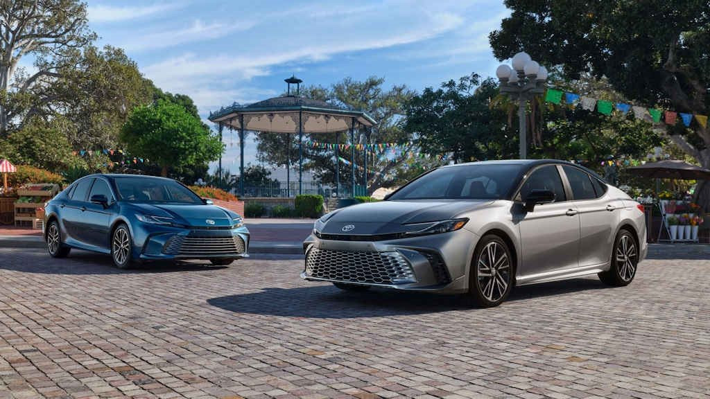 'Vua các dòng sedan' Toyota Camry thế hệ mới chào sân thị trường sát vách Việt Nam: tiêu thụ 4,2 lít/100 km, giá từ dưới 600 triệu đồng