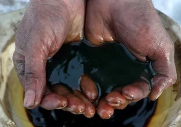 Chuyên gia: Giá dầu thế giới năm 2024 khó vượt 80 USD/thùng vì lý do này