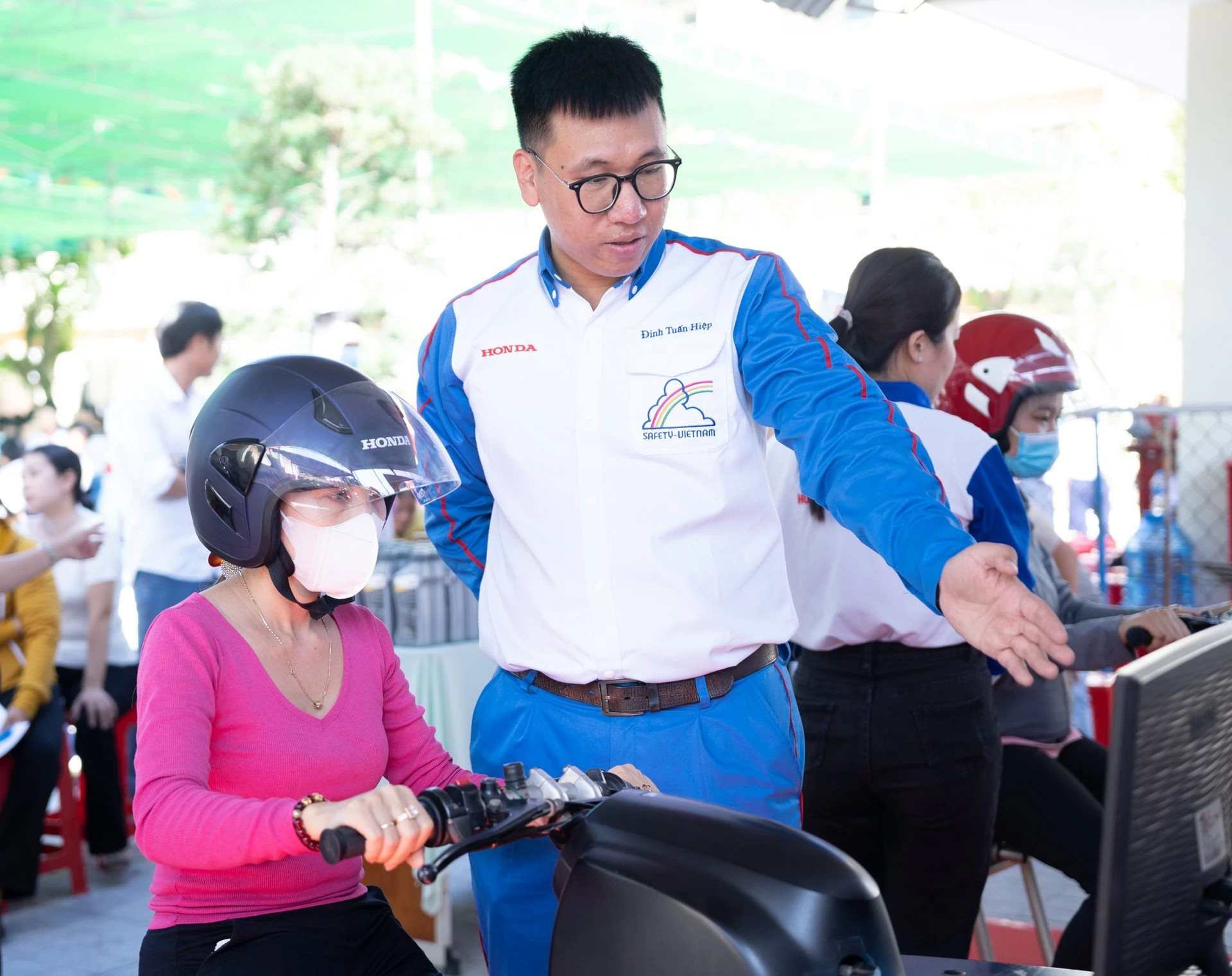 Honda tặng mũ bảo hiểm, nâng cao ý thức ATGT cho trẻ khu vực phía nam
