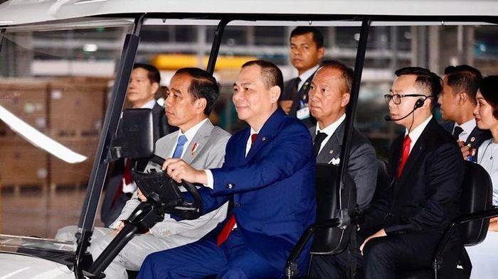 Tỷ phú Phạm Nhật Vượng trực tiếp cầm lái đưa Tổng thống Joko Widodo tham quan nhà máy VinFast