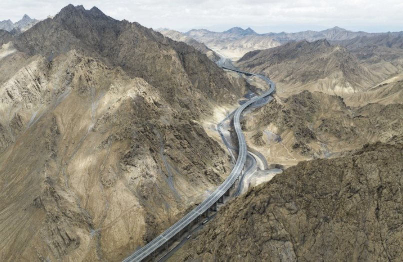 ‘Xẻ núi rẽ sông’, công trình bê tông cốt thép Trung Quốc vươn dài 5.200 km chỉ trong một năm, khẳng định độ chịu chi để nâng cấp hạ tầng giao thông