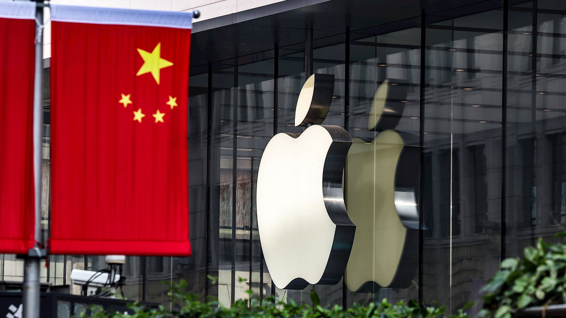 Doanh số iPhone tại Trung Quốc cắm đầu giảm, thách thức nào đang bủa vây Apple tại thị trường quan trọng bậc nhất này?