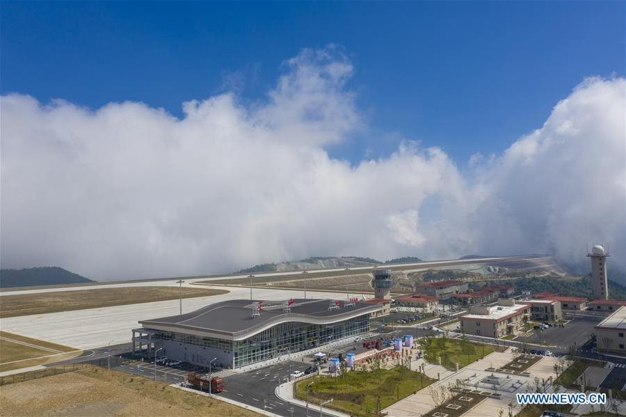 Hạ cánh trong làn mây: Sân bay cao 1.771 mét ở Trung Quốc hút khách vì một điểm độc nhất vô nhị, muốn ghé thăm đập Tam Hiệp cũng rất dễ dàng