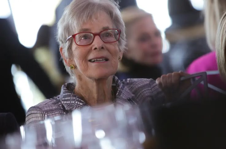 ‘Bà cụ’ 93 tuổi bất ngờ nhận được 1 tỷ USD cổ phiếu Berkshire Hathaway, quyết định sau đó còn khiến nhiều người ngạc nhiên hơn