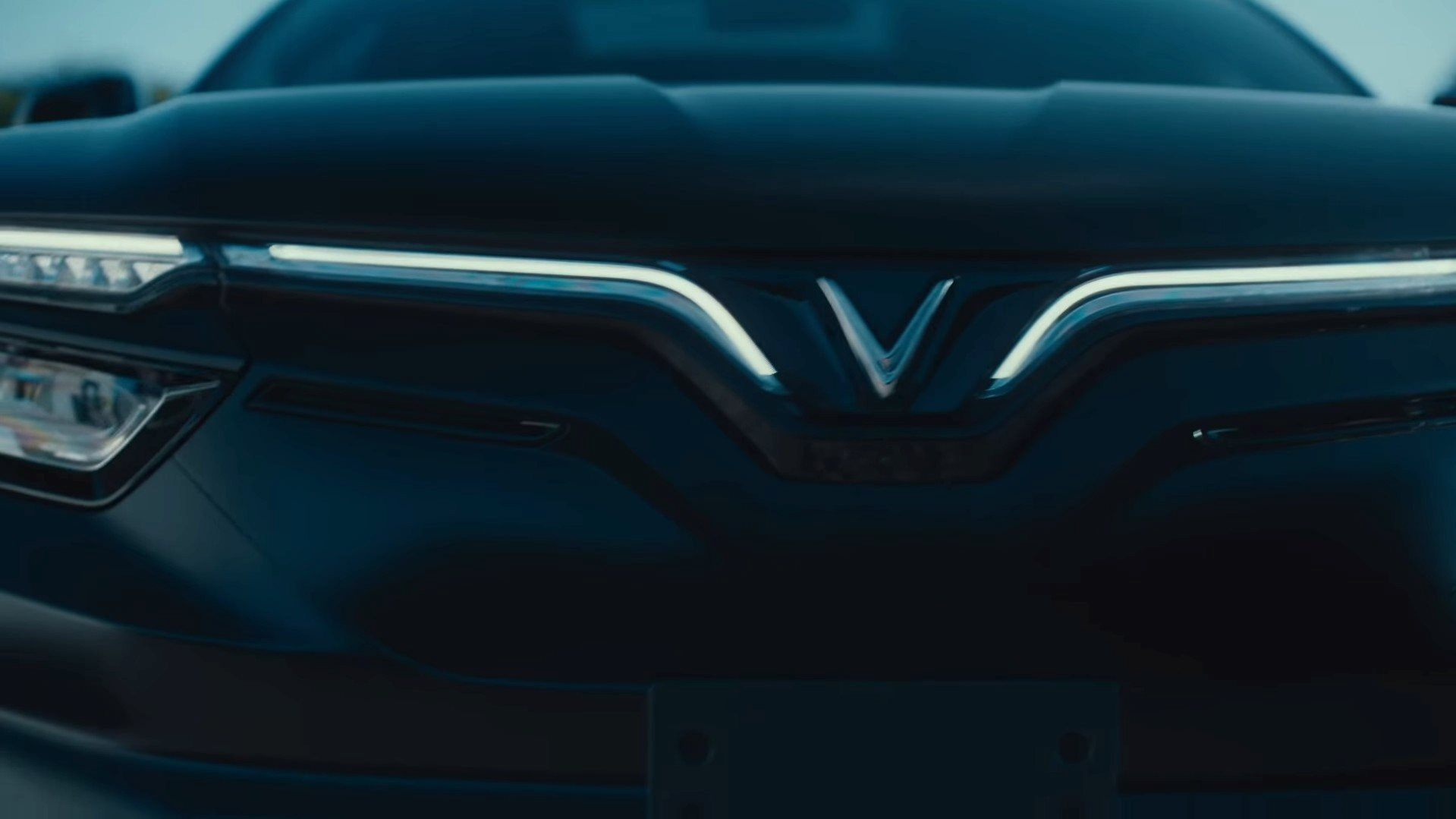 VinFast VF 8 xuất hiện cực ngầu trong MV ca nhạc của 'ông hoàng tỷ view' J Balvin, được hộ tống bằng 2 chiếc Mercedes G63