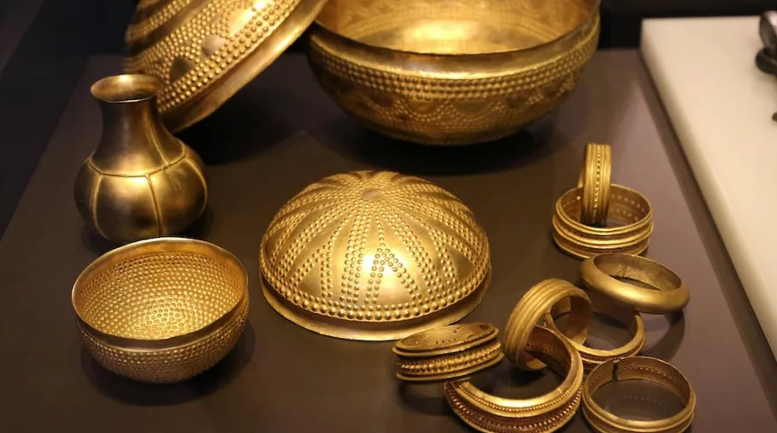 Phát hiện 2 vật thể bằng sắt nằm giữa kho vàng nghìn năm tuổi: Còn quý hơn cả vàng