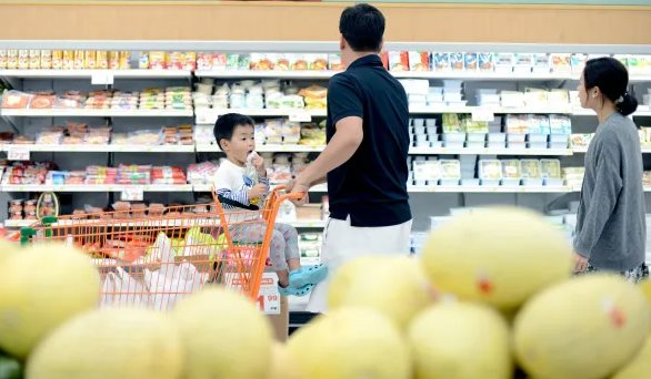 ‘Buồn’ của Hàn Quốc: Là nền kinh tế hàng đầu châu Á nhưng người dân mua trái cây cũng phải 'nâng lên hạ xuống', muốn ăn 1 quả táo phải trả tới 94.000 đồng