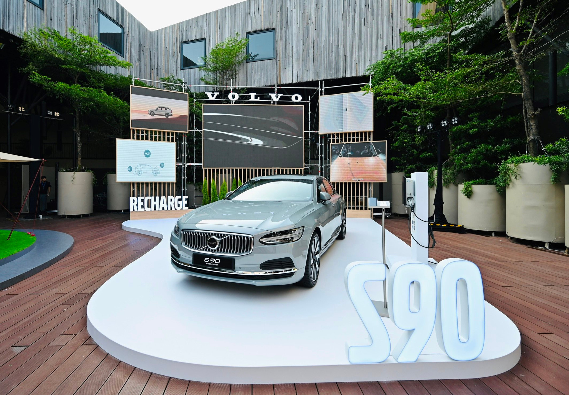 Volvo ra mắt S90 Recharge tại Việt Nam, mẫu ô tô "uống xăng” ít hơn cả xe máy, giá gần 3 tỷ đồng