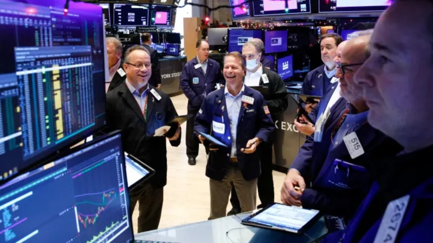 Chứng khoán Mỹ đồng loạt xanh mướt, Dow Jones tăng 400 điểm sau khi FED dự kiến có 3 đợt cắt giảm lãi suất trong 2024