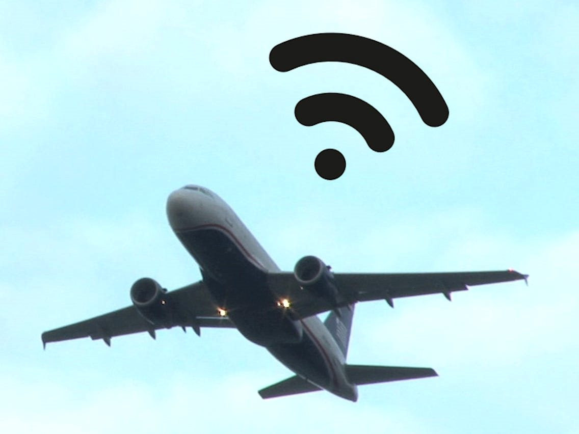 Đang ở giữa bầu trời, WiFi trên máy bay hoạt động như thế nào?
