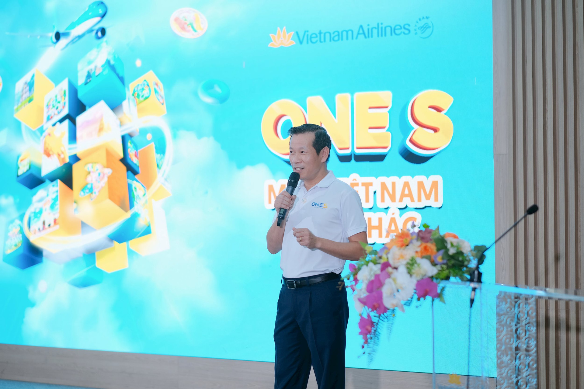 hinh-1.-ong-dang-anh-tuan-ptgd-vietnam-airlines-gioi-thieu-ve-ung-dung-one-s.jpg