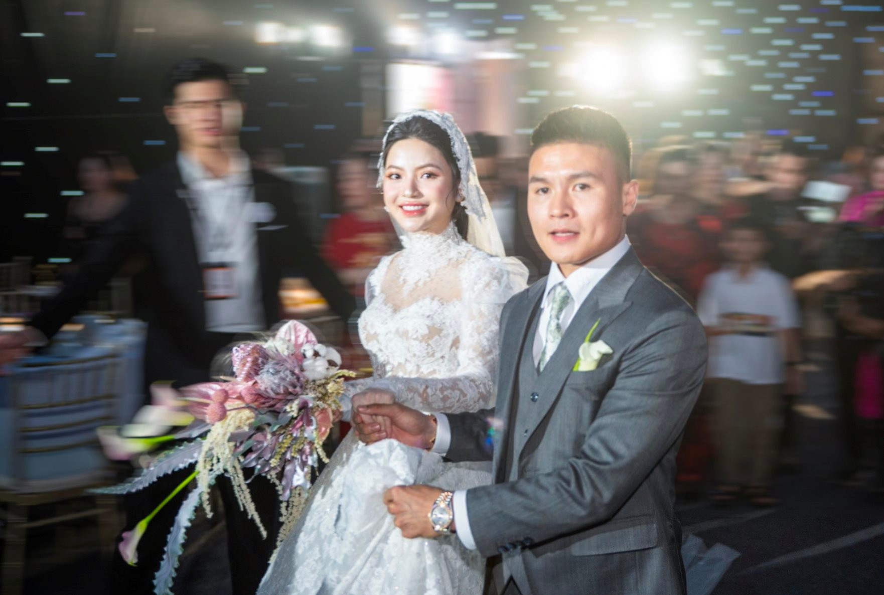 Quang Hải đeo đồng hồ Rolex đính kim cương có giá hơn 600 triệu trong lễ cưới